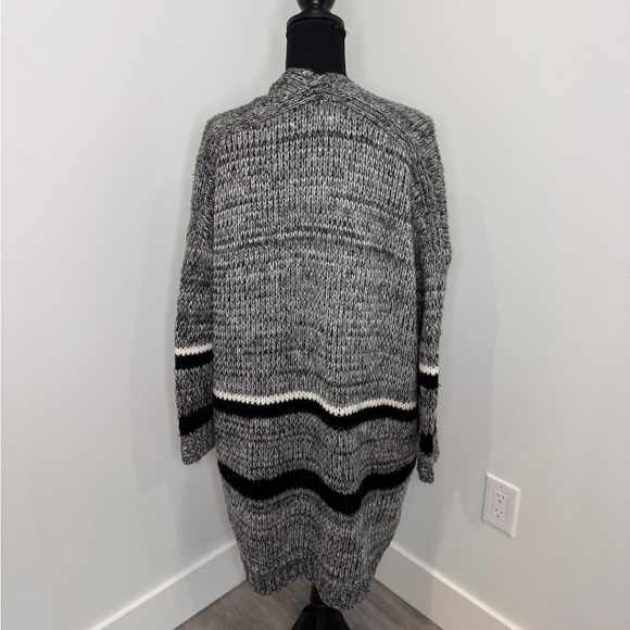 Forever 21 Contemporary Cozy Fuzzy Front Open Cardigan with Pockets (small) - Picture 4 of 8